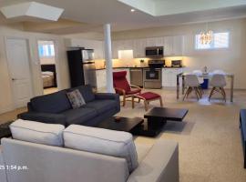 Spacious 2 BR, 3 beds, sleeps 6, kitchen, laundry, Hotel in Richmond Hill