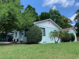 Mid Century Retreet、レイクランドのホテル