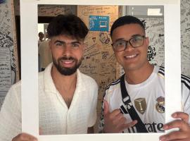 Lion University & Youth Hostel Milano, hotel en Milán