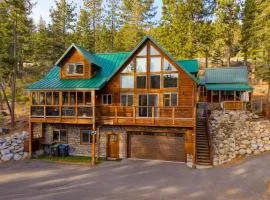 Denton by AvantStay Hot Tub Deck w Fire Pit Near Skiing Lake