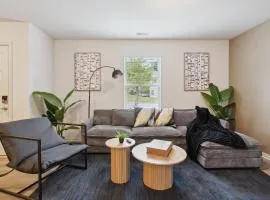 Elegant 3BR Retreat King Bed Near Cary & NC State