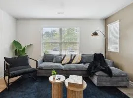 Stylish King 3-Bed Townhome Minutes to Cary & NC State