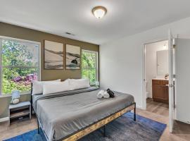 Upscale King 3BR Townhouse Mins to Cary & NC State, hotel in Raleigh