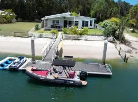 South Stradbroke Island Waters 4 bed, 3 bath, 10 guests, private beach & pontoon