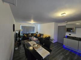 Lovely 3 Bed Ground Floor Apartment Near QE Hospital Harborne Birmingham New, allotjament amb cuina a Birmingham