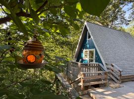 Bluebird Cabin - Cozy A-Frame Retreat, cottage ở Mount Jackson