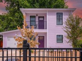 Stylish Stay with Unforgettable Downtown Views, homestay di San Antonio