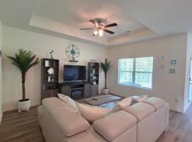 Cozy home near BMH and Hoover, caba&ntilde;a o casa de campo en Bessemer