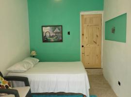 Cozy studio apartment with private parking off street, hotel com estacionamento em Albion