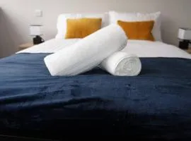 Melbourne House Apartment Near Train Station!