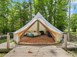 Luksusa telts Glamping Yurt #1 in Red River Gorge, Wooded with Full Bath House pilsētā Stanton