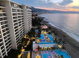 Oceanfront, five star one bedroom new condo