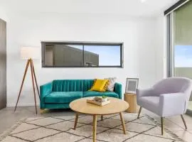 Water View 2BR Apt with Fast WiFi, Pool and Parking