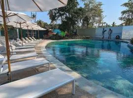 Comfort and design in a green oasis near the beach