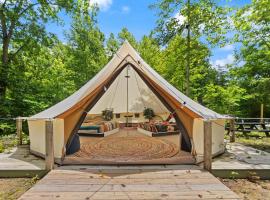 Glamping Yurt #2 in Red River Gorge with Wooded Views & Bath House, glamping site in Stanton