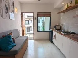 Cozy studio steps from the beach and downtown