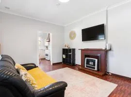 Charming Cloverdale Getaway