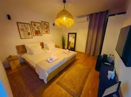 Garden Relax Bungalow, 2 Deluxe Rooms, Shared Pool and Parking