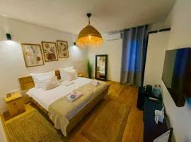 Garden Relax Bungalow, 2 Deluxe Rooms, Shared Pool and Parking