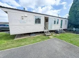 8 Berth Spacious Dog Friendly Caravan, Near Great Yarmouth In Norfolk Ref 10004G