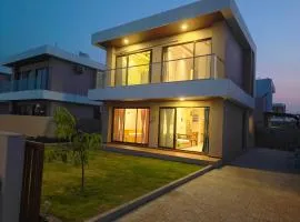 Cozy 3BHK Villa with a Private Lawn - Karjat