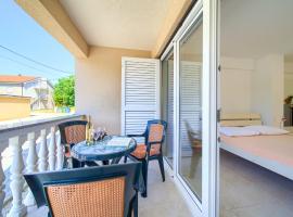 Apartments Martina near the beach, khách sạn ở Šilo