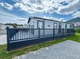 Stunning 6 Berth Lodge With Wi-Fi At Broadland Sands In Suffolk Ref 20136Bs