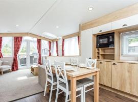 Sanctuary 5 Hot tub lodge, holiday park in Fort Augustus