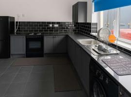 5 beds -Spacious 4-Bedroom Retreat in the Heart of Churchill- Ideal for contractors and work stays, Hotel in Churchill