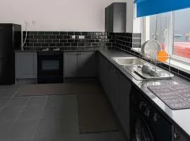 5 beds -Spacious 4-Bedroom Retreat in the Heart of Churchill- Ideal for contractors and work stays