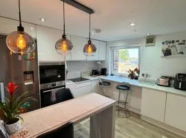 Sunset View 2BR Apartment - Beautiful London View & Free Parking
