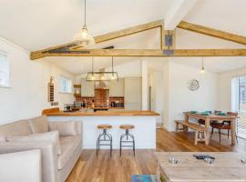 Sanctuary Caledonia Hot tub lodge, holiday park in Fort Augustus