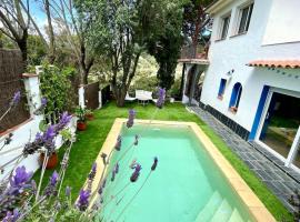 Casa familiar con piscina cerca del mar y montaña, hotel a Sant Pol de Mar