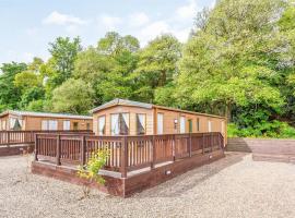 The Ness Hot tub Lodge, holiday park in Fort Augustus