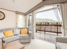 Woodland 18 Hot tub Lodge, holiday park in Fort Augustus