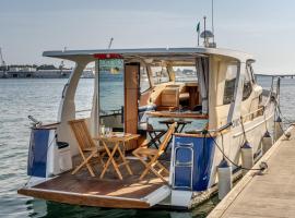 Ros&eacute; Dream Boat by Portugal Active: Viana do Castelo şehrinde bir tekne