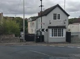 Little House On The Hill Walks Castle Restaurants 2 mins away