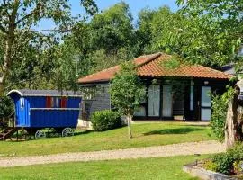 Swift Host - Orchard Barn - Sleeps 4 - Hot Tub - EV Charger - Pet Friendly