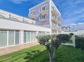 Ocean View Apartments, отель в городе Лориньян