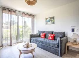 Apartment Seaside View-2 by Interhome