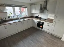 New House! Large Drive, Ideal For Business or Relocation, Weekly and Monthly Stay