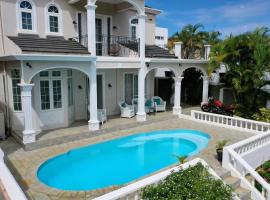 Beach Access - Villa La Hacienda, hotel in Albion