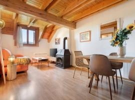 Ático abuhardillado l Céntrico l Garaje l Trastero: Biescas'ta bir otel