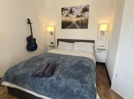 Self-Contained Gatwick Studio -Parking & Fast WiFi