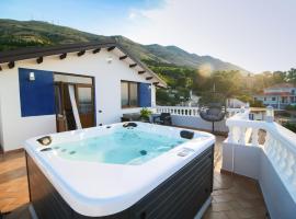 The Blue House, hotel con tinas de hidromasaje en Shirok&euml;