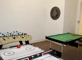 4 bedroom home with games room - sleeps 8 Perfect for families, groups and contractors