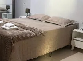 Minha mini casa aconchegante de 2 quartos e 2 camas de casal com Ar condicionado nos dois quartos