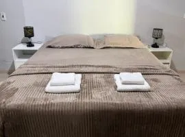 Minha mini casa aconchegante de 2 quartos e 2 camas de casal
