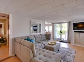 1 Mi to Birch Bay SP! Cozy Cabin with Pool Access