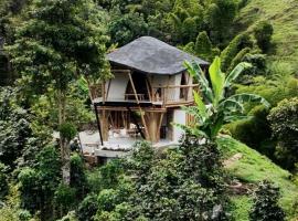 Leaf House - Sereno Glamping, tented camp en El Tablazo